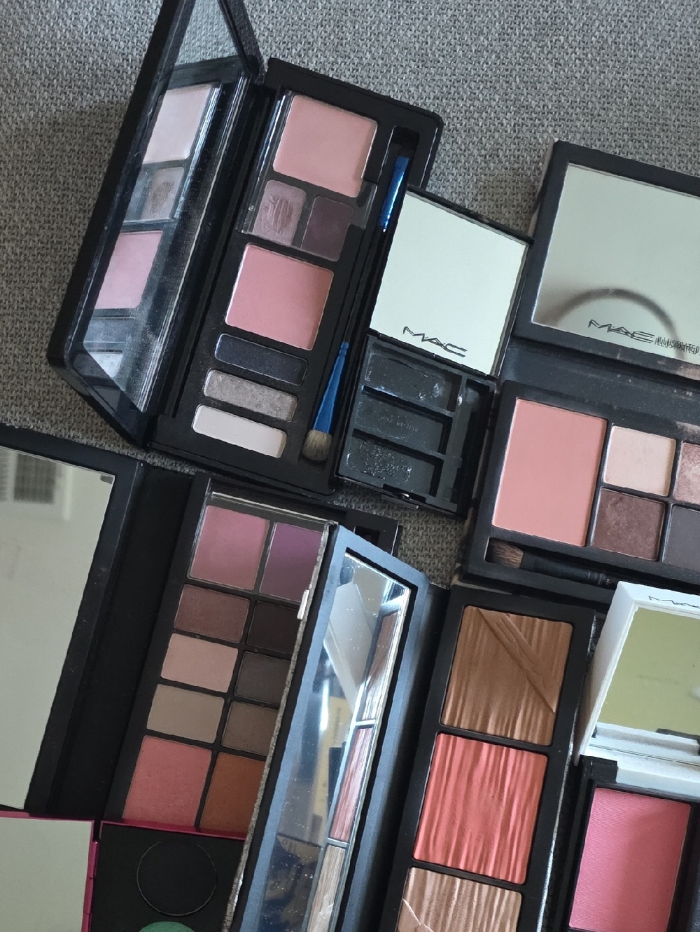MAC Cosmetics Vintage Compacts And Colors - Picture 6 of 9